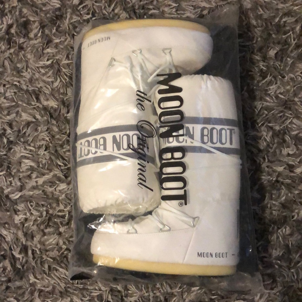 Moon Boots - Dead stock - Unworn - White - Size 3.5-6. Never worn.